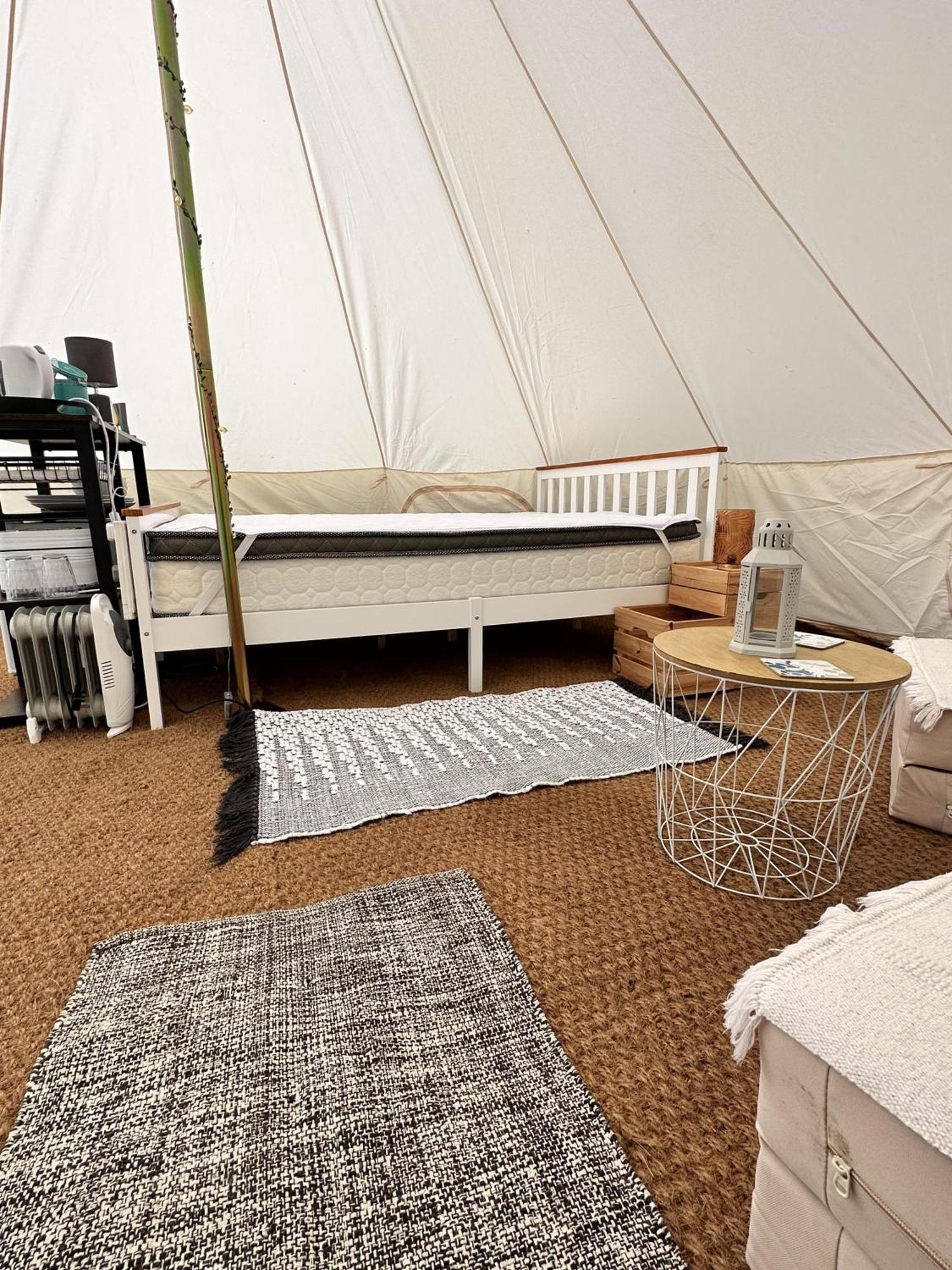 Spacious Bell Tent At Herigerbi Park Lincolnshire Villa Грантъм Екстериор снимка