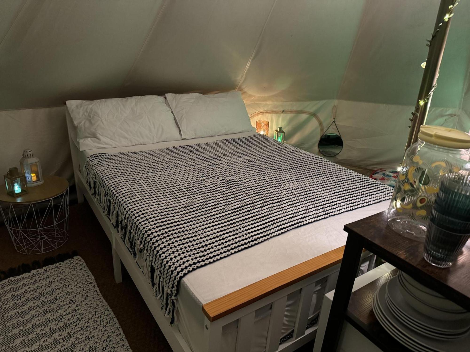 Spacious Bell Tent At Herigerbi Park Lincolnshire Villa Грантъм Екстериор снимка